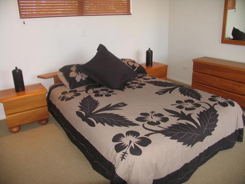 taupe hibiscus quilts